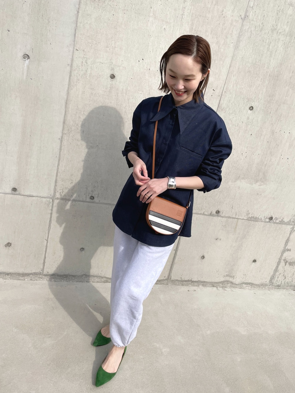 「スウェットパンツ、春めきシューズ、プチプラコーデ、春色、オトナ女子、春カラー、休日スタイル、デニムシャツ」｜「LOEWEのアイテム（バッグ、ブラウン系）」を使った、mioさん（レディース・166cm）の春コーディネートの1枚目の写真
