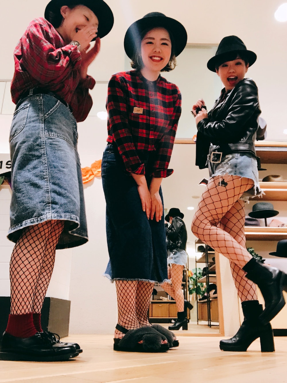 「網タイツ、赤チェック、ライダース、ワンスター」｜「schottのSchott/ショット/218W Womens LAMB ONE STAR/ラムワンスター（ライダースジャケット、ブラック系）」を使った、夏未さん（レディース・150cm）の秋コーディネートの1枚目の写真