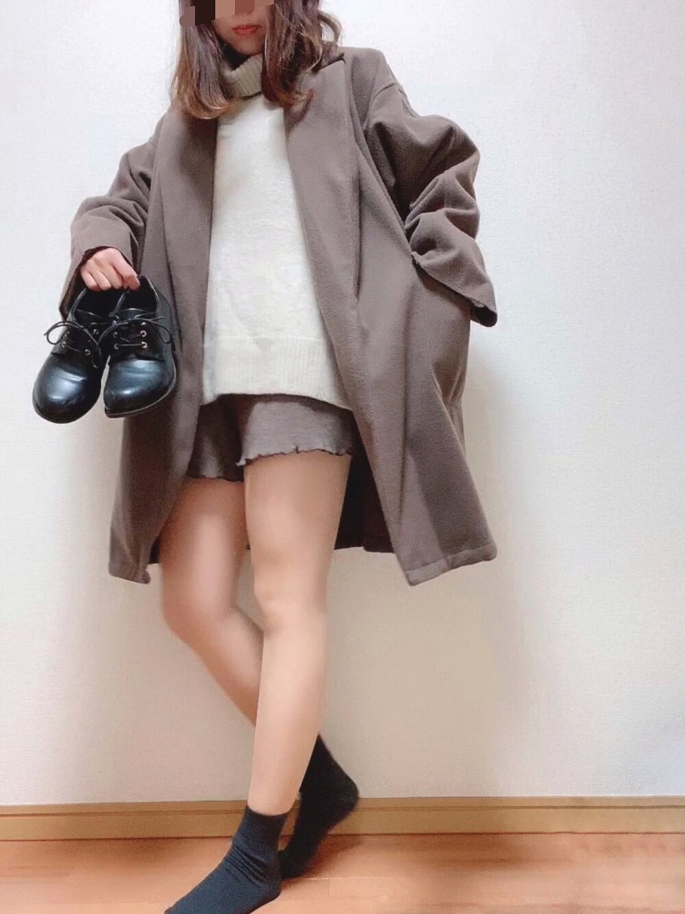 「秋コーデ、秋のコーデ、休日コーデ、お出かけコーデ、ブラウンコーデ、ショーパン、ニットショートパンツ、ニット、ゆるニット、Heather」｜「fifthのビッグシルエットミドルコート（トレンチコート、ブラウン系）」を使った、kakipiさん（レディース・159cm）の秋コーディネートの1枚目の写真