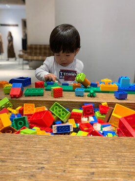 「TOMMY HILFIGER（トミーヒルフィガー）のアイテム（Tシャツ/カットソー、ホワイト系）」を使った、Reiさん（キッズ）の秋コーディネート