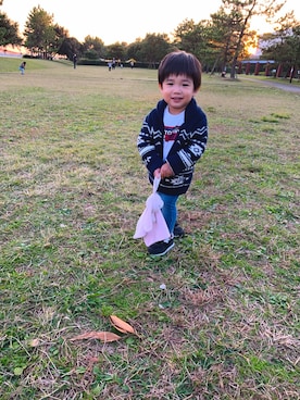「TOMMY HILFIGER（トミーヒルフィガー）のアイテム（Tシャツ/カットソー、ホワイト系）」を使った、Reiさん（キッズ）の秋コーディネート