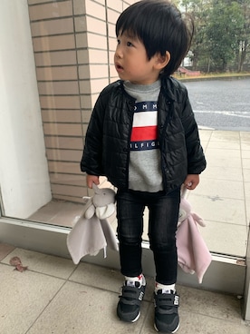 「TOMMY HILFIGER（トミーヒルフィガー）のアイテム（スウェット）」を使った、Reiさん（キッズ・90cm）の冬コーディネート