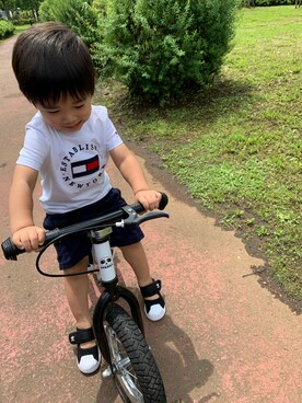 「TOMMY HILFIGER（トミーヒルフィガー）のアイテム（Tシャツ/カットソー、ホワイト系）」を使った、Reiさん（キッズ）の夏コーディネート