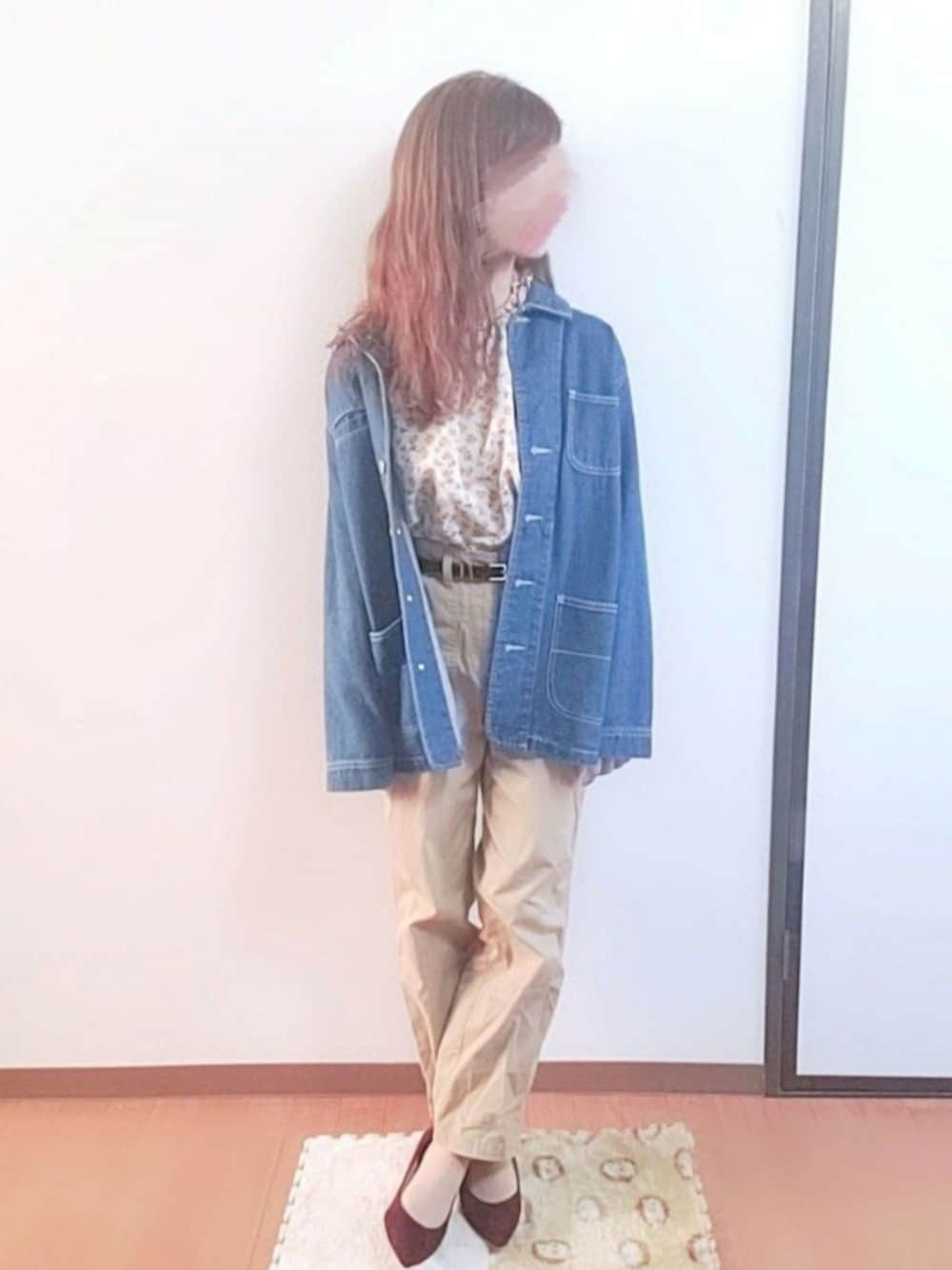 ベージュ系のカーゴパンツ、パープル系のパンプス、ブルー系のデニムジャケットを着用したレディースの春コーディネートの1枚目の写真