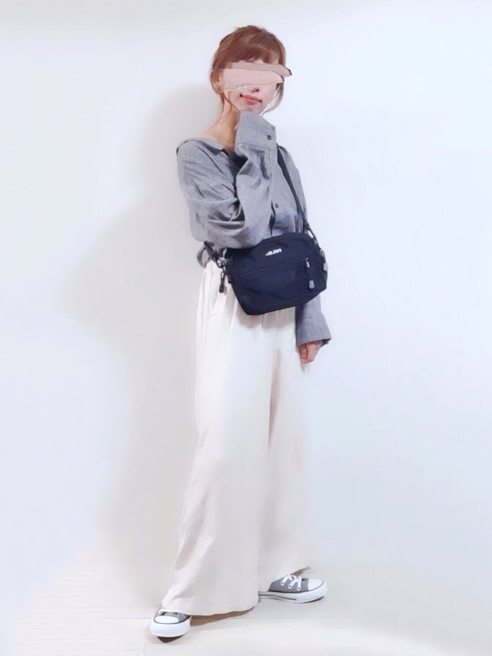 グレー系のシャツ/ブラウス、ベージュ系のその他パンツ、ブラック系のショルダーバッグを着用したレディースの秋コーディネートの1枚目の写真