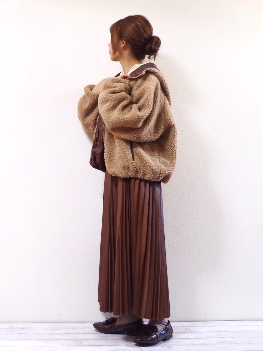 ブラウン系のブルゾン、ホワイト系のシャツ/ブラウス、ブラウン系のスカートを着用したレディースの秋コーディネートの1枚目の写真