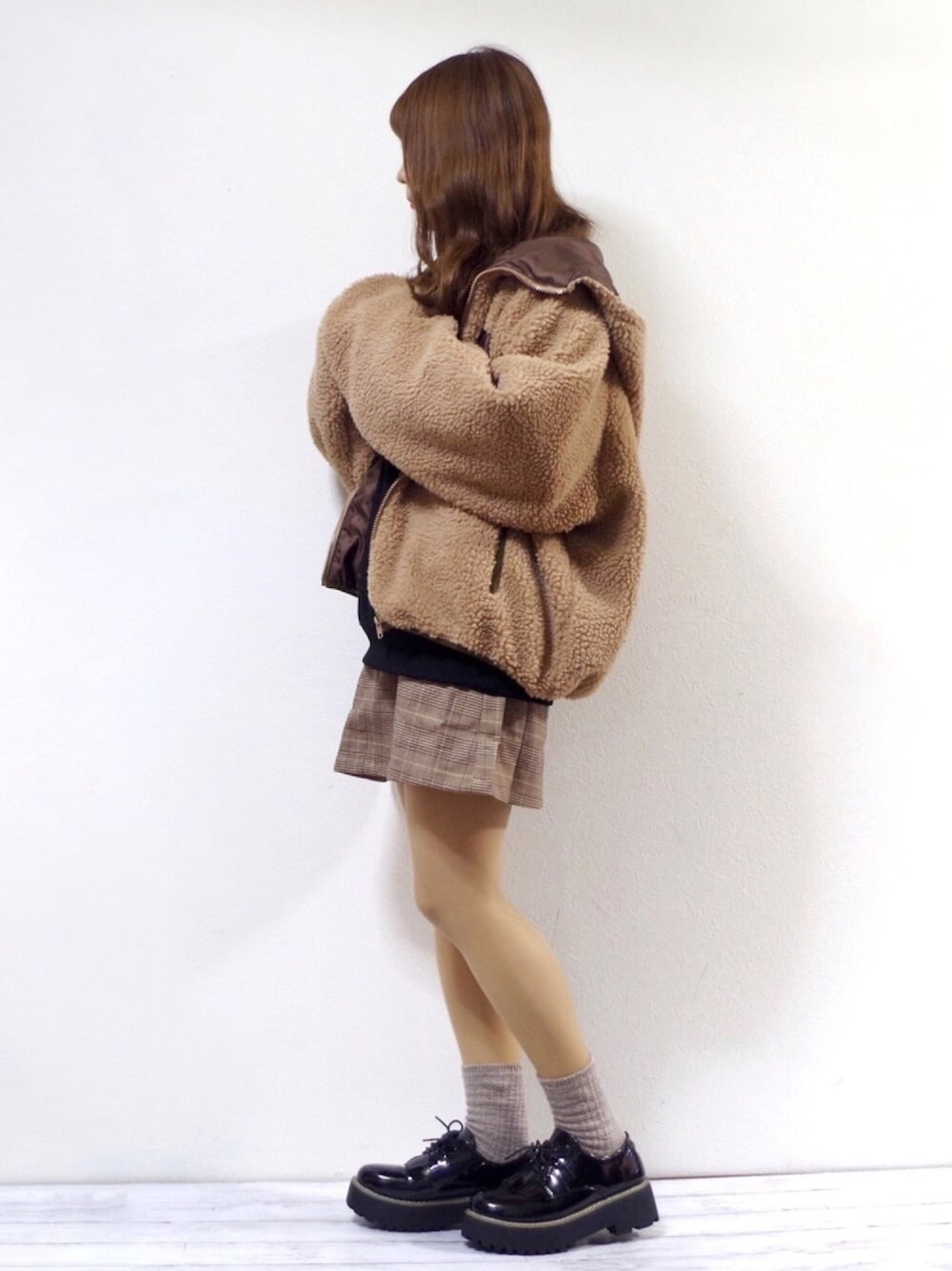 ブラウン系のブルゾン、ブラック系のスウェット、ホワイト系のシャツ/ブラウスを着用したレディースの秋コーディネートの1枚目の写真