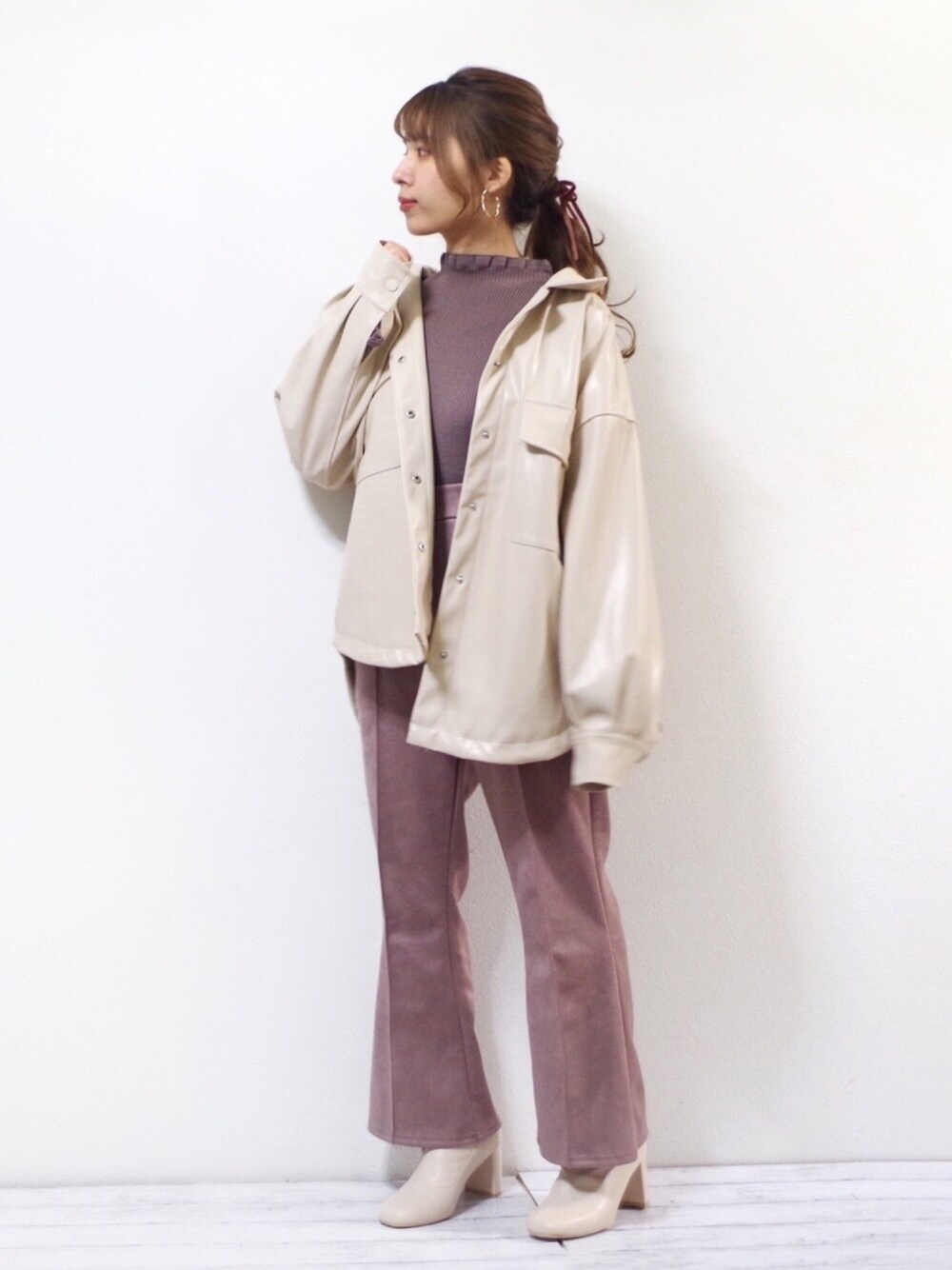 ブラウン系のニット/セーター、ピンク系のその他パンツ、ホワイト系のその他アウターを着用したレディースの冬コーディネートの1枚目の写真