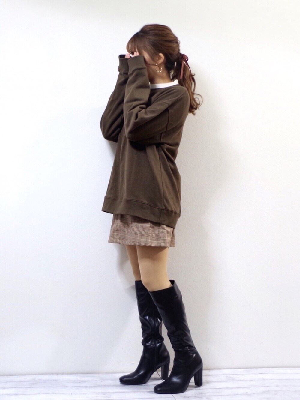 ホワイト系のニット/セーター、ブラウン系のスウェット、ブラウン系のスカートを着用したレディースの冬コーディネートの1枚目の写真