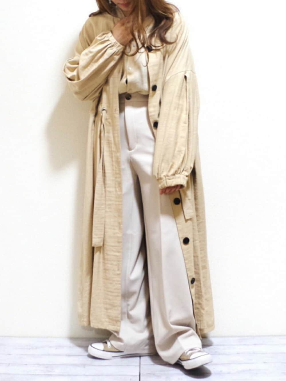 ベージュ系のワンピース、ベージュ系のシャツ/ブラウス、ホワイト系のスラックスを着用したレディースの冬コーディネートの1枚目の写真