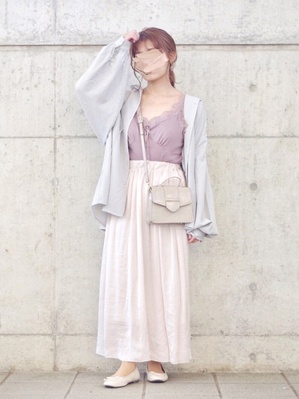 ホワイト系のシャツ/ブラウス、ブラウン系のキャミソール、グリーン系のショルダーバッグを着用したレディースの春コーディネートの1枚目の写真