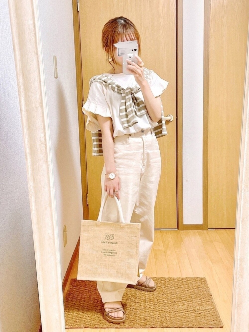 ホワイト系のTシャツ/カットソー、ベージュ系のTシャツ/カットソー、ホワイト系のデニムパンツを着用したレディースの春コーディネートの1枚目の写真