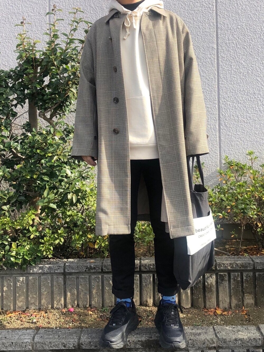 「シンプル、チェック、おしゃれさんと繋がりたい、ootd、冬コーデ、ガンクラブチェック、低身長、スニーカー、オーバーサイズ、デート」｜「ORCIVALのORCIVAL / オーシバル WOOL PLAID COAT（ステンカラーコート、ベージュ系）」を使った、eeemmm【62kg】さん（メンズ・169cm）の冬コーディネートの1枚目の写真