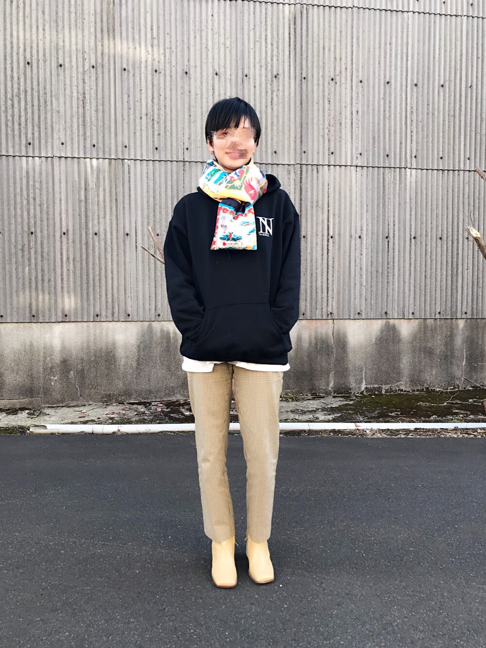 「ショートヘア、ダウンマフラー、The BONEZ、ショートブーツ」｜「SEVESKIGのSEVESKIG/セヴシグ/DOWN　SCARF（マフラー、グリーン系）」を使った、Chinkkarinさん（レディース・165cm）の冬コーディネートの1枚目の写真