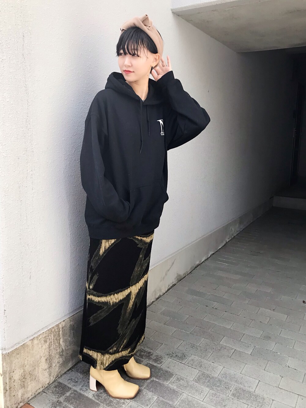 「ショートヘア、ヘアバンド、パーカー、The BONEZ、古着」｜「the bonezのアイテム（パーカー、ブラック系）」を使った、Chinkkarinさん（レディース・165cm）の春コーディネートの1枚目の写真
