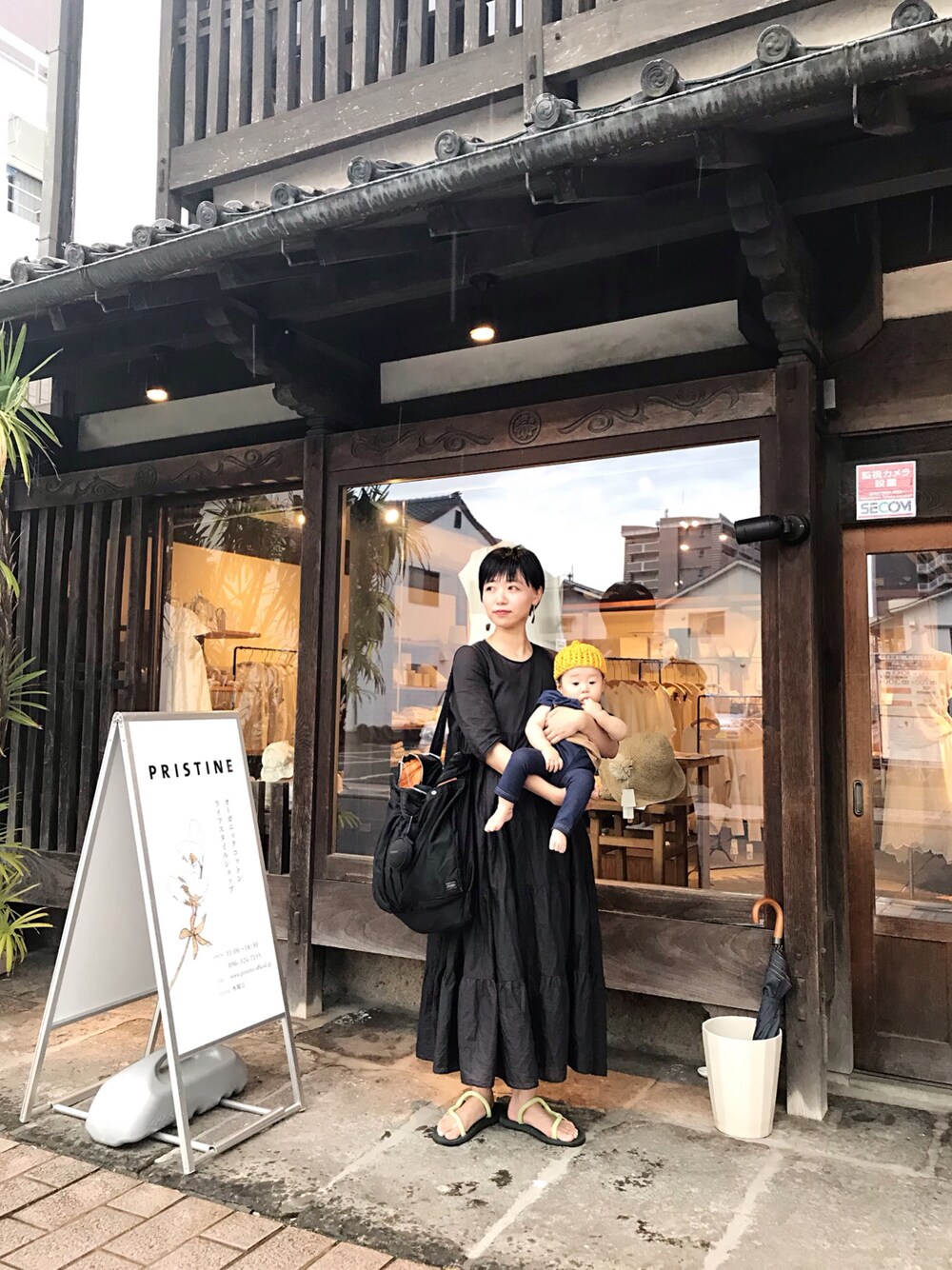 「pristine、ZOZO、zozoワンピース、モンベル、ショートヘア、雨の日」｜「ZOZOの【身長別に選べる】ティアードワンピース/ブラック[WOMEN]（ワンピース、ブラック系）」を使った、Chinkkarinさん（レディース・165cm）の春コーディネートの1枚目の写真