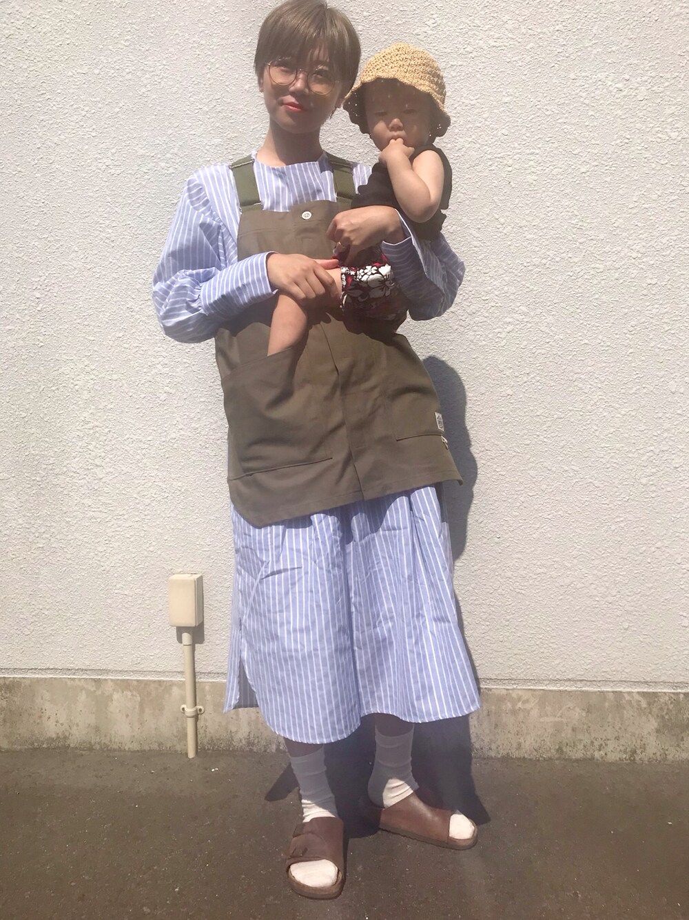 「ビルケンシュトック、bib、天満、麦わら帽子、1歳、金髪ショート」｜「bibのアイテム（エプロン、グリーン系）」を使った、Chinkkarinさん（レディース・165cm）の夏コーディネートの1枚目の写真