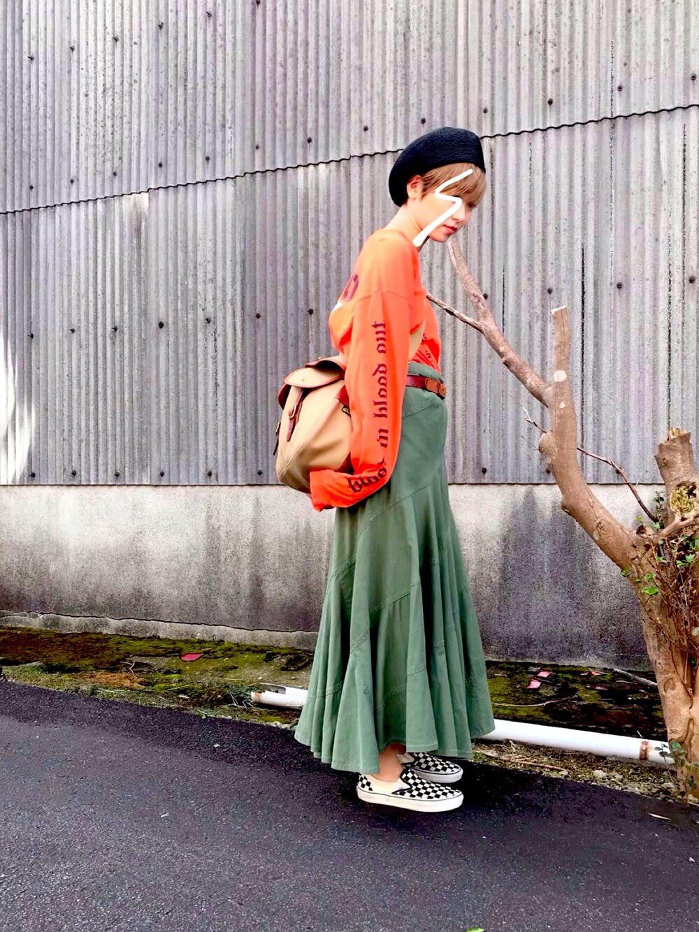 「ロンT、The BONEZ、zucca、ベレー帽、スリッポン」｜「the BONEZのアイテム（Tシャツ/カットソー、ホワイト系）」を使った、Chinkkarinさん（レディース・165cm）の秋コーディネートの1枚目の写真