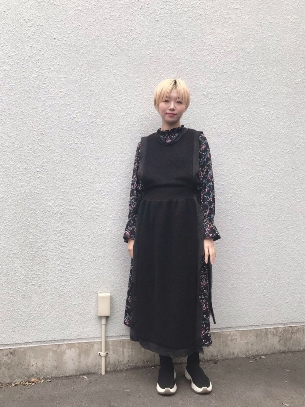 「年末WEAR感謝祭、休日スタイル、金髪ショート、ブラックコーデ、ドレスアップ、二次会、二次会ワンピース、黒ドレス」｜「ZARAのアイテム（ブーツ、ブラック系）」を使った、Chinkkarinさん（レディース・165cm）の冬コーディネートの1枚目の写真