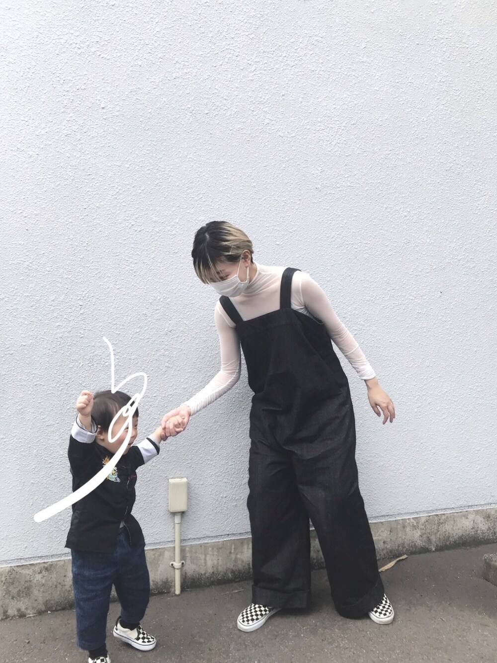 「えいえいおー、シースルートップス、春服、カンフー、カンフー少年、功夫、金髪ショート、サロペット、オーバーオール」｜「MERLOT IKYUのデニムサロペットパンツ1622（サロペット/オーバーオール、ブラック系）」を使った、Chinkkarinさん（レディース・165cm）の春コーディネートの1枚目の写真