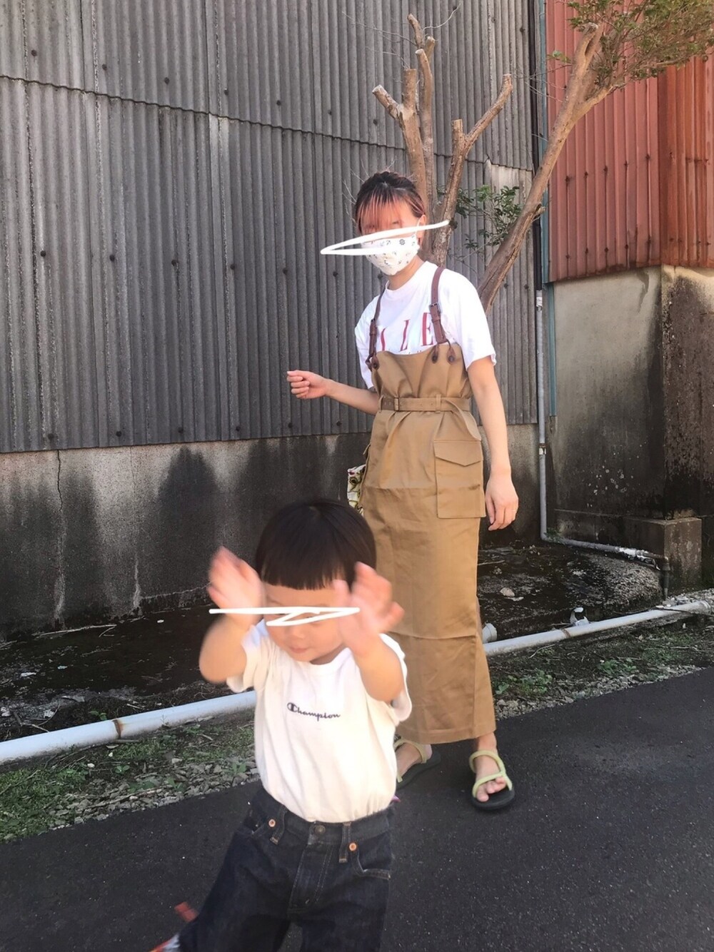 「Littlesuzie、little suzie、2歳、ジャンパースカート、白Tシャツ、2歳男の子、プリントT」｜「little $uzieのアイテム（ジャンパースカート、ブラウン系）」を使った、Chinkkarinさん（レディース・165cm）の夏コーディネートの1枚目の写真