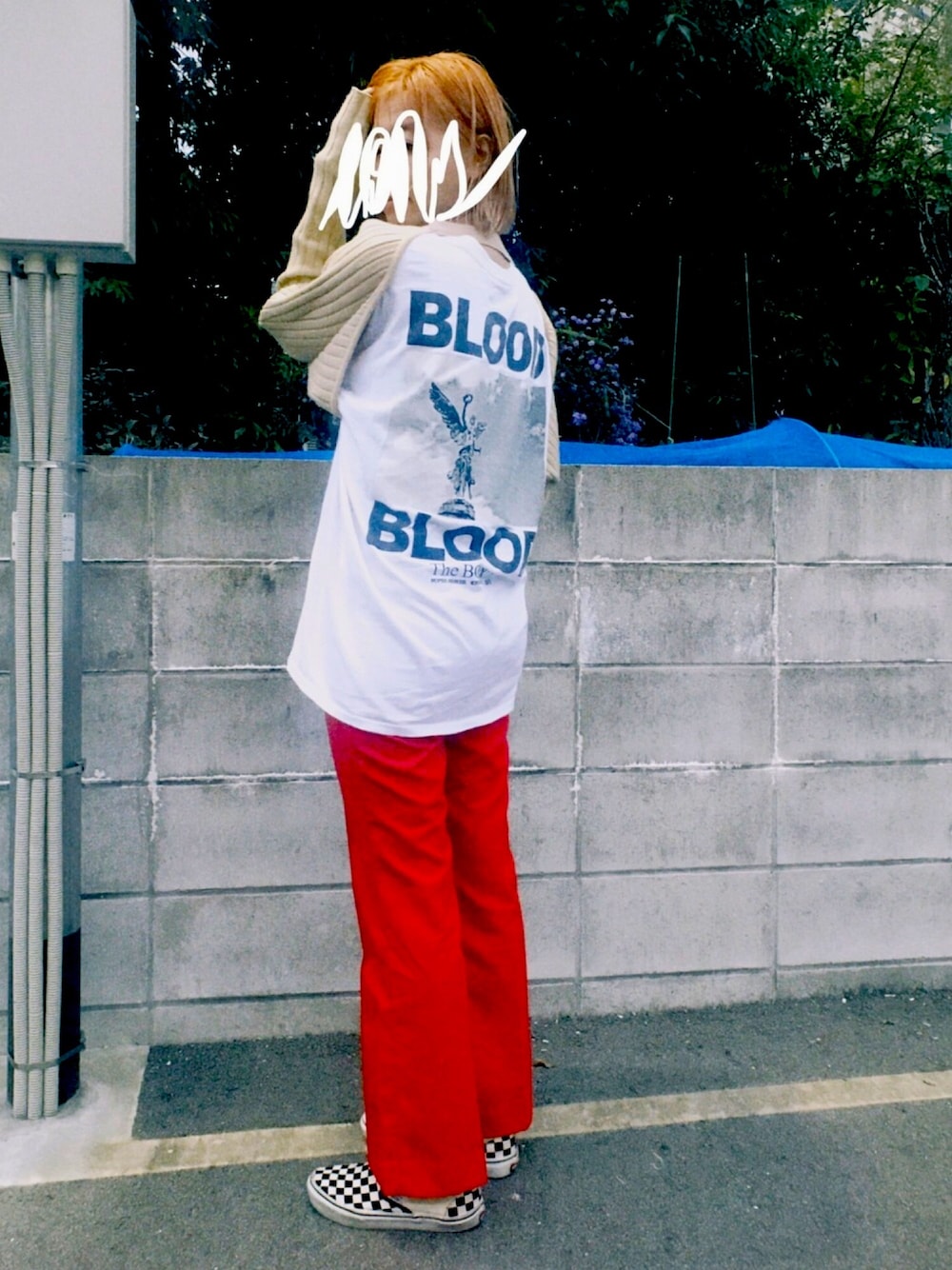 「赤いパンツ、ボレロ、アームウォーマー、VANS、The BONEZ、バンドT、赤パンツ」｜「MAISON SPECIALのボレロニットカーディガン【MAISON SPECIAL/メゾンスペシャル】（カーディガン/ボレロ、ベージュ系）」を使った、Chinkkarinさん（レディース・165cm）の秋コーディネートの1枚目の写真