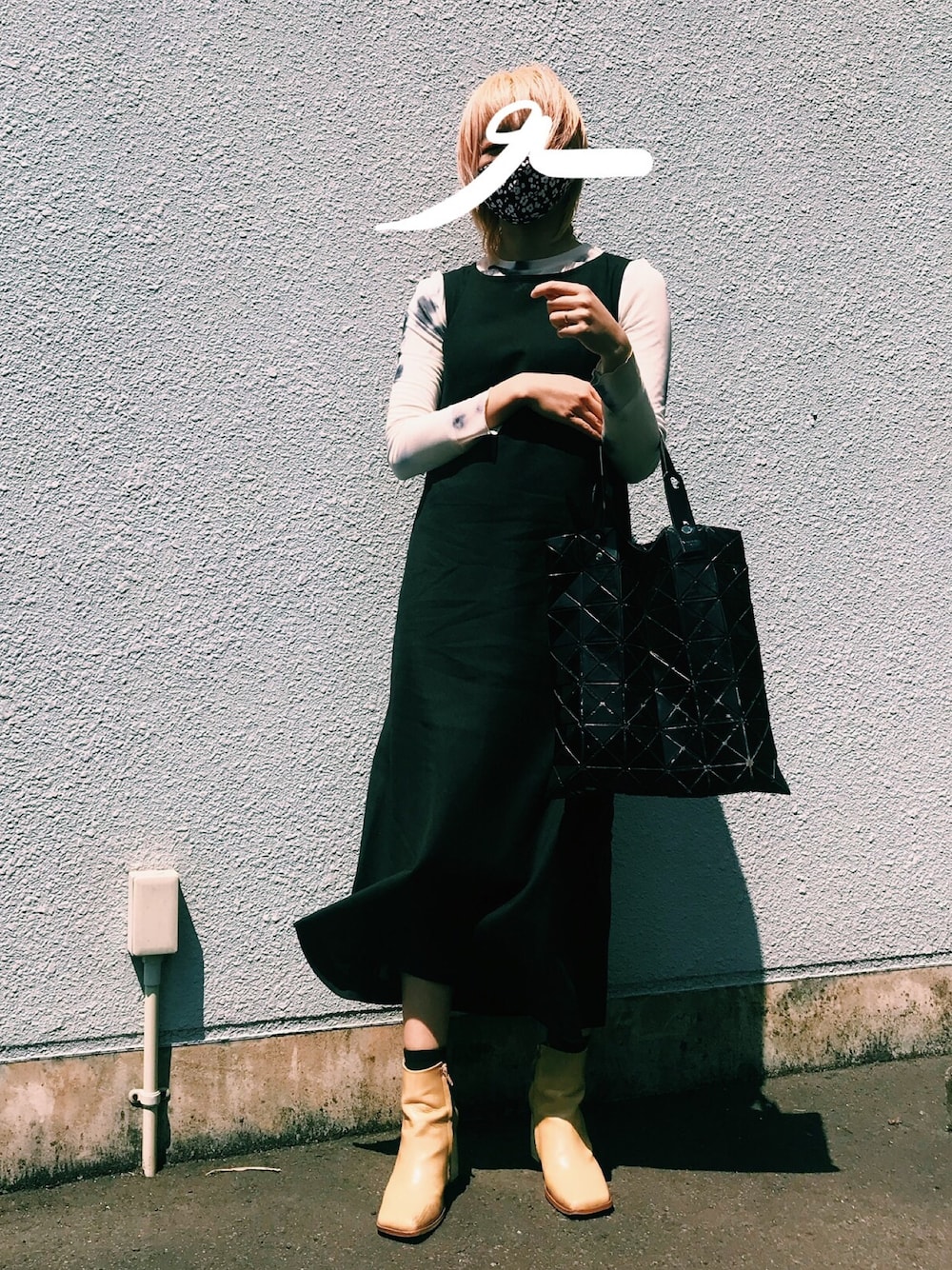 「シアートップス、ショートブーツ、BAO BAO ISSEY MIYAKE、ウルフカット」｜「ZARAのアイテム（Tシャツ/カットソー、ホワイト系）」を使った、Chinkkarinさん（レディース・165cm）の春コーディネートの1枚目の写真