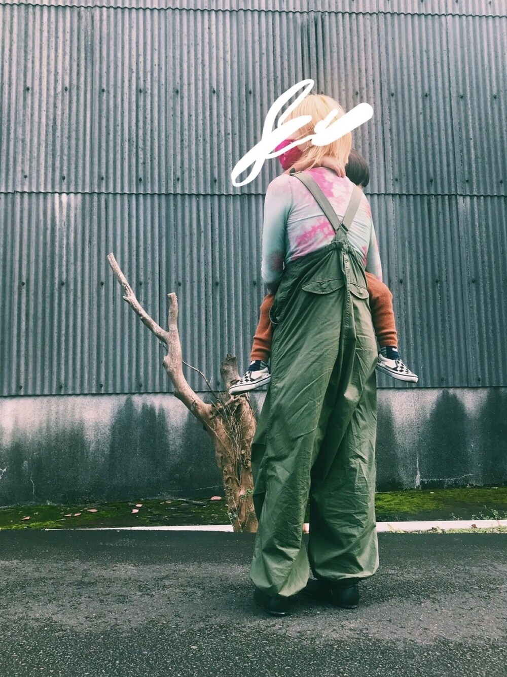 「サロペット、BEAMS BOY、シースルートップス、シアートップス、2歳男の子、ガーデニングシューズ、シースルー」｜「ZARAのアイテム（Tシャツ/カットソー、グリーン系）」を使った、Chinkkarinさん（レディース・165cm）の春コーディネートの1枚目の写真