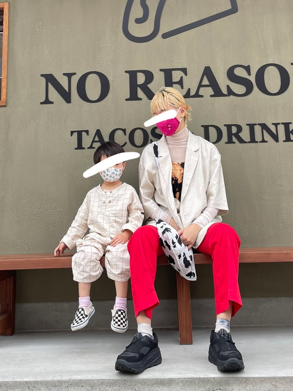 「ハイター染、半袖ジャケット、赤いパンツ、UGGスニーカー」｜「GUのアイテム（ジャケット/アウター、ベージュ系）」を使った、Chinkkarinさん（レディース・165cm）の春コーディネートの1枚目の写真