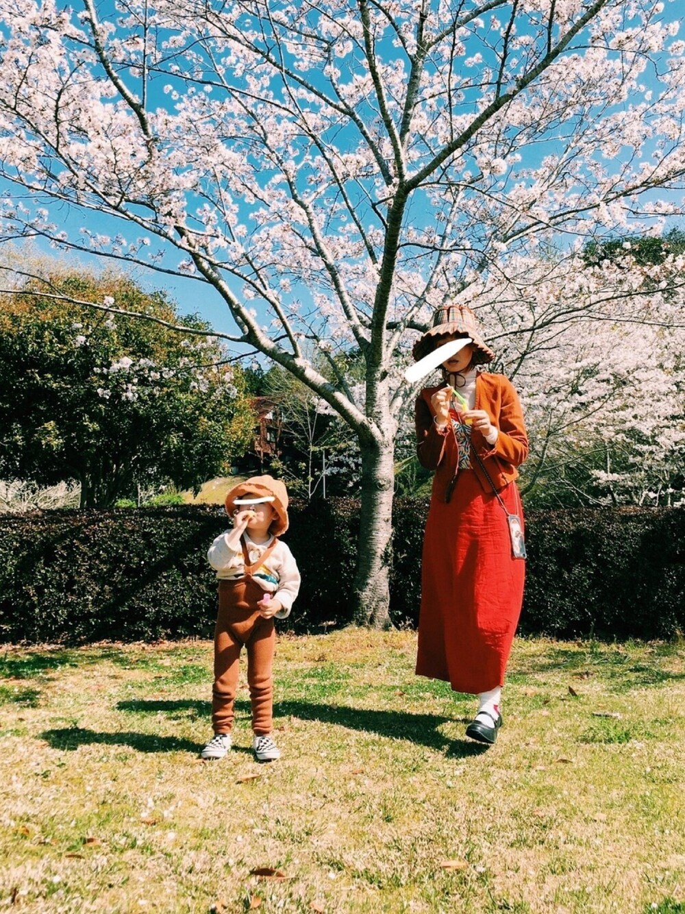「お花見コーデ、sillysilas、赤いスカート、ローナマーレイ、2歳男の子、lornamurray」｜「Lorna Murrayのアイテム（ハット、オレンジ系）」を使った、Chinkkarinさん（レディース・165cm）の春コーディネートの1枚目の写真