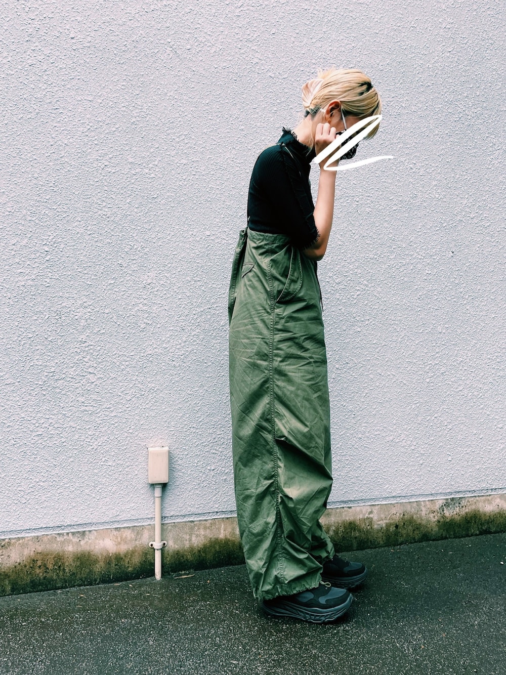 「ISSEY MIYAKE、BEAMS BOY、サロペット、UGG」｜「ISSEY MIYAKEのアイテム（Tシャツ/カットソー、ブラック系）」を使った、Chinkkarinさん（レディース・165cm）の春コーディネートの1枚目の写真