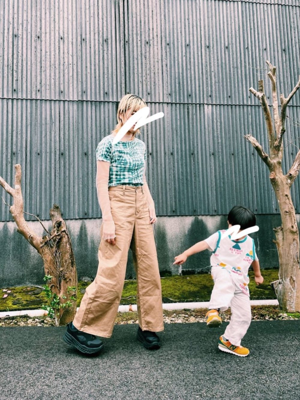 「New Balance、UGGスニーカー、チノパン」｜「GUのアイテム（チノパンツ、ベージュ系）」を使った、Chinkkarinさん（レディース・165cm）の夏コーディネートの1枚目の写真