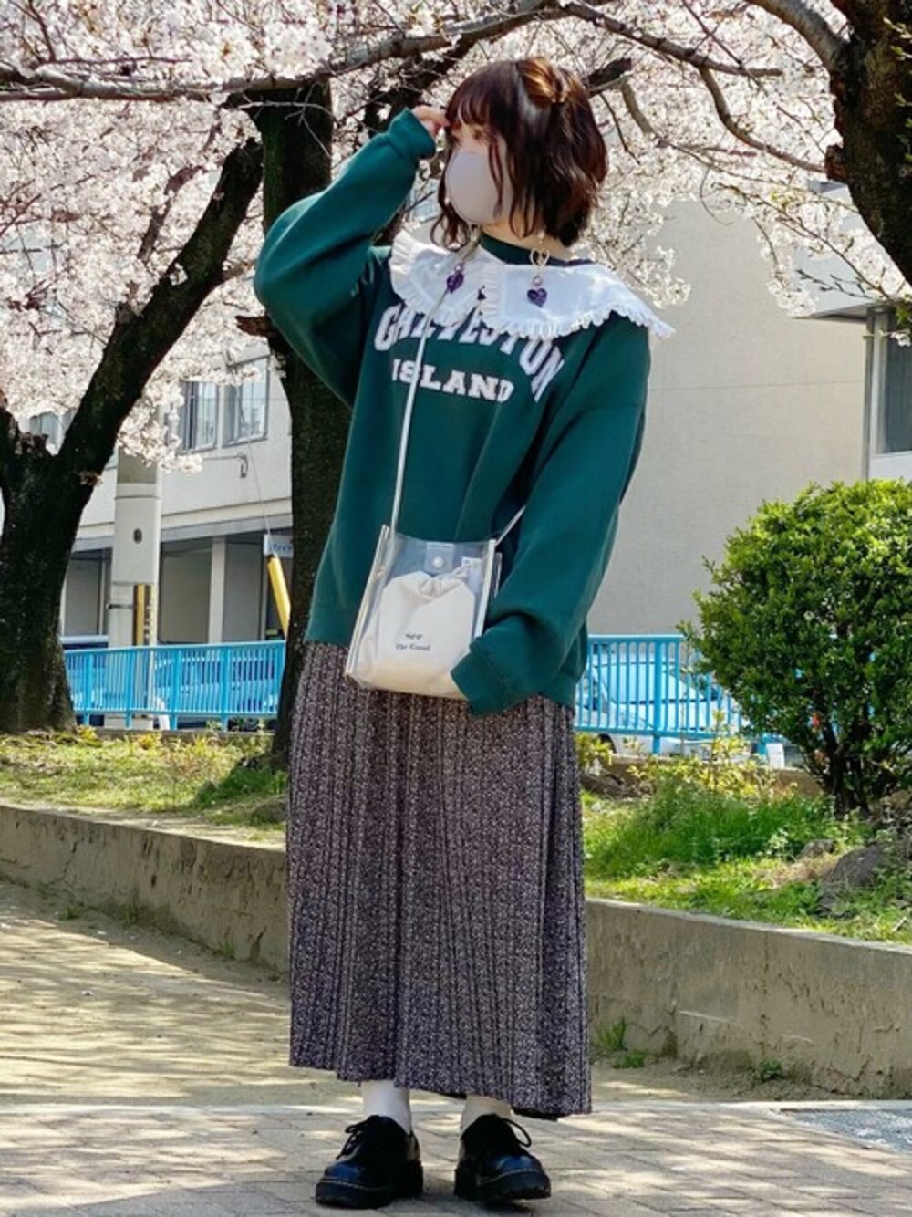 ゴールド系のショルダーバッグを着用したレディースの春コーディネートの1枚目の写真