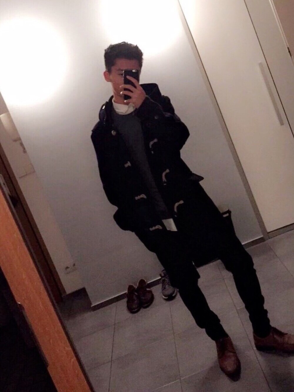 「ootd、冬コーデ、UNIQLO、H&M、黒スキニー、セーター、白シャツ、ダッフルコート」｜「UNIQLOのアイテム（ダッフルコート、ブラック系）」を使った、shineymarcurry🇩🇪さん（メンズ・174cm）の冬コーディネートの1枚目の写真