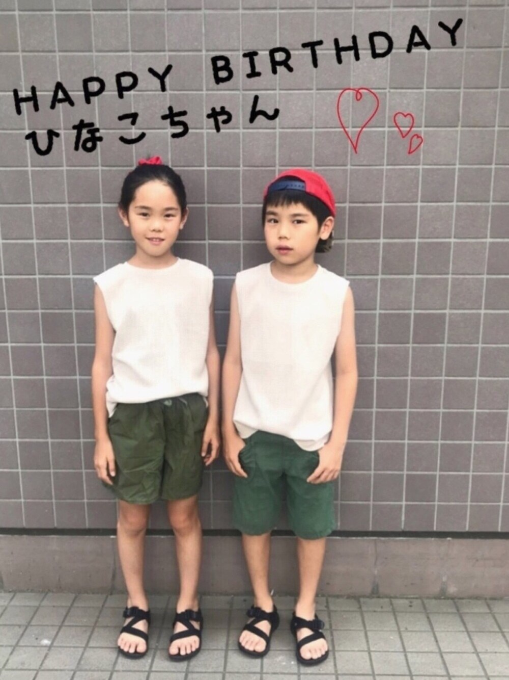 ベージュ系のTシャツ/カットソー、グリーン系のその他パンツ、グリーン系のその他パンツを着用したキッズの夏コーディネートの1枚目の写真