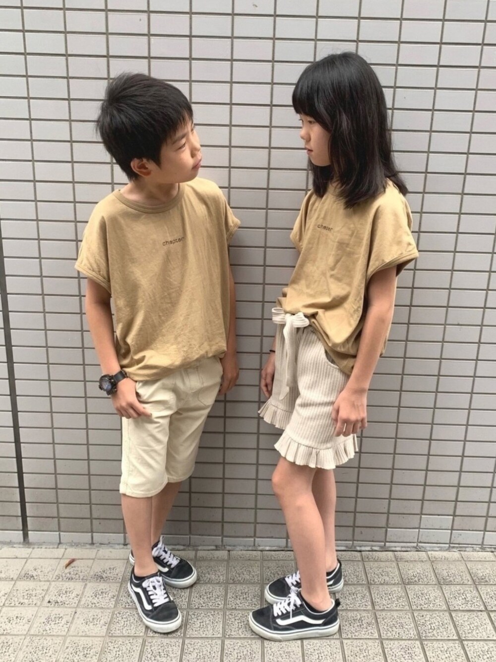 ベージュ系のタンクトップ、ホワイト系のその他パンツ、ホワイト系のその他パンツを着用したキッズの夏コーディネートの1枚目の写真