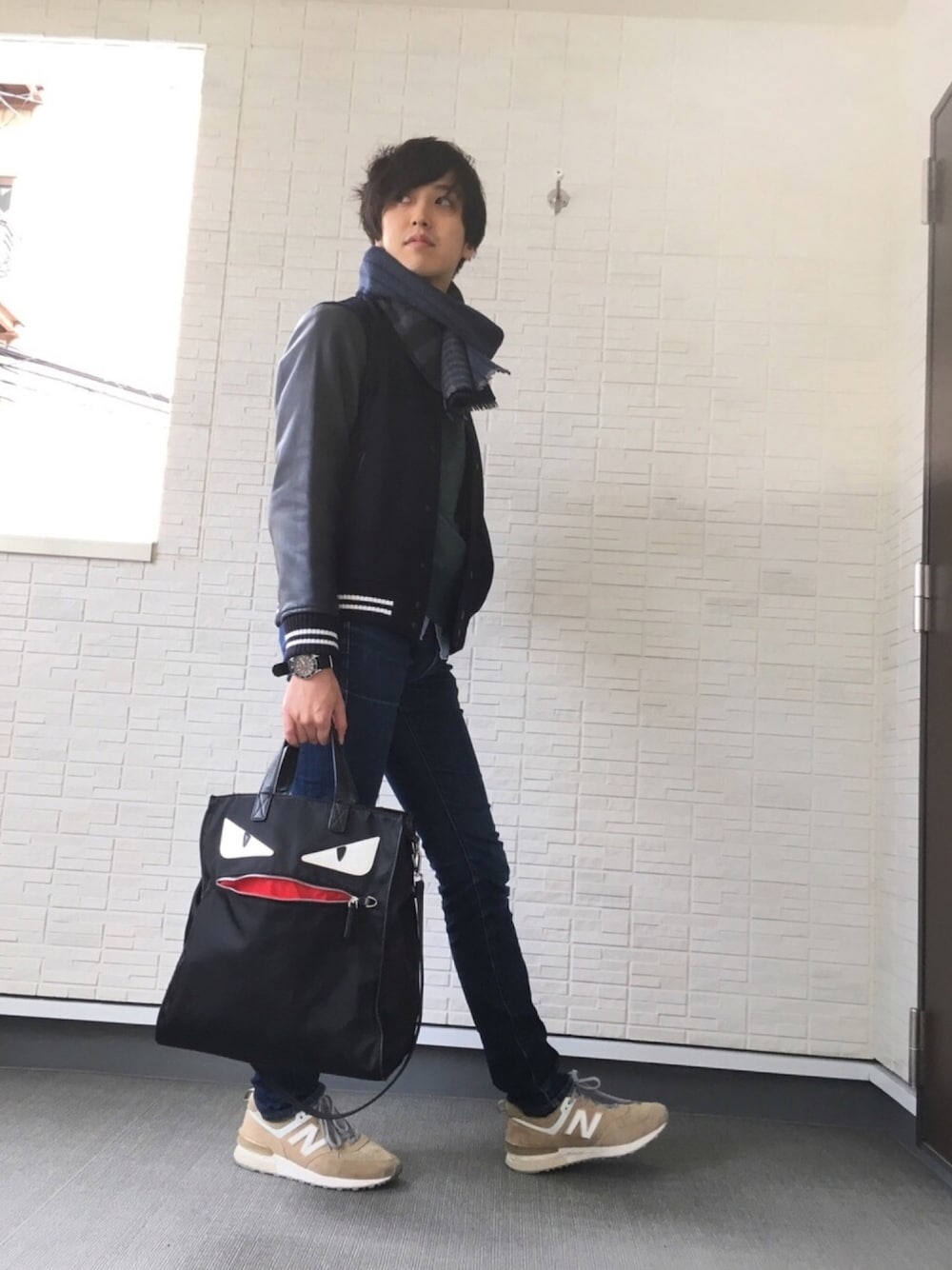 スタジャンを使った「ベージュ×ネイビー」の人気ファッション