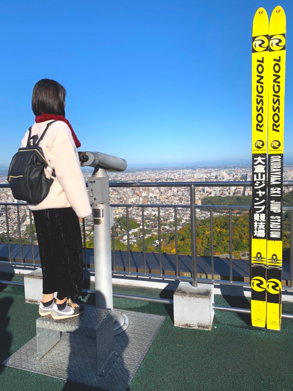 ホワイト系のその他アウター、ブラック系のサロペット/オーバーオール、ブラック系のスニーカーを着用したレディースの冬コーディネートの1枚目の写真