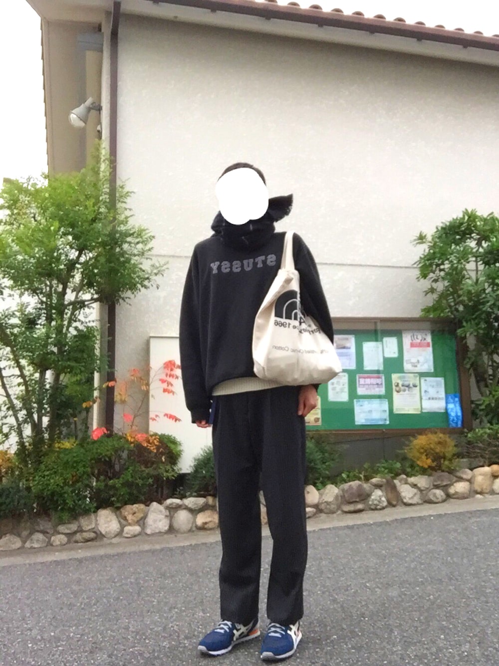 「古着MIX、ゆるパンツ、ゆるスウェット、黒基調、モノトーン、大学前」｜「STUSSYのアイテム（スウェット、ブラック系）」を使った、大地さん（メンズ・187cm）の冬コーディネートの1枚目の写真