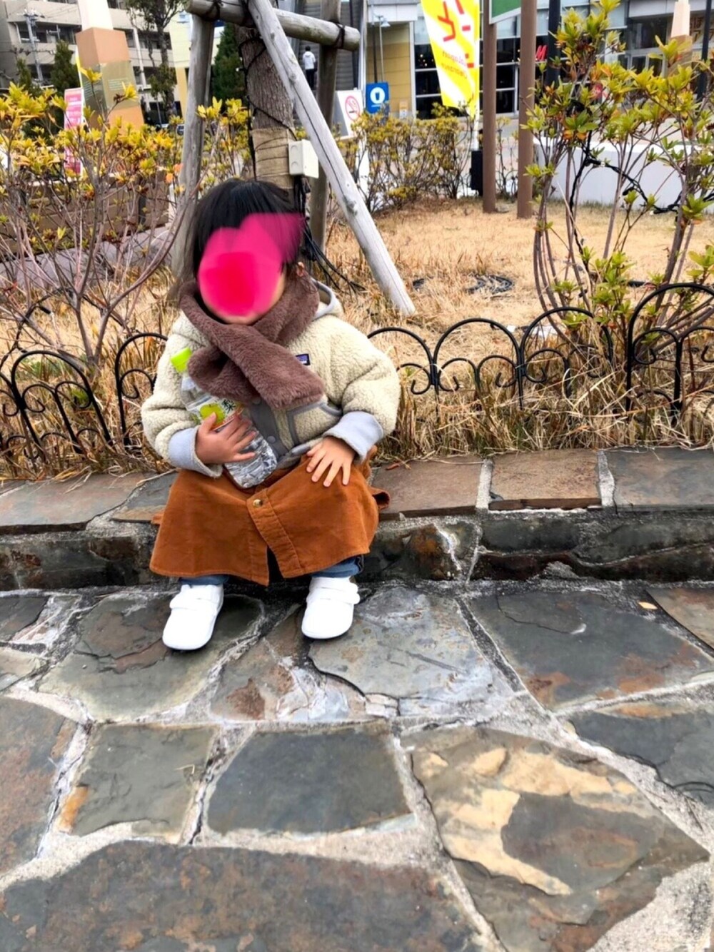 「MARKEY'Sのアイテム（シャツワンピース、ブラウン系）」を使った、chrさん（キッズ・90cm）の冬コーディネートの1枚目の写真