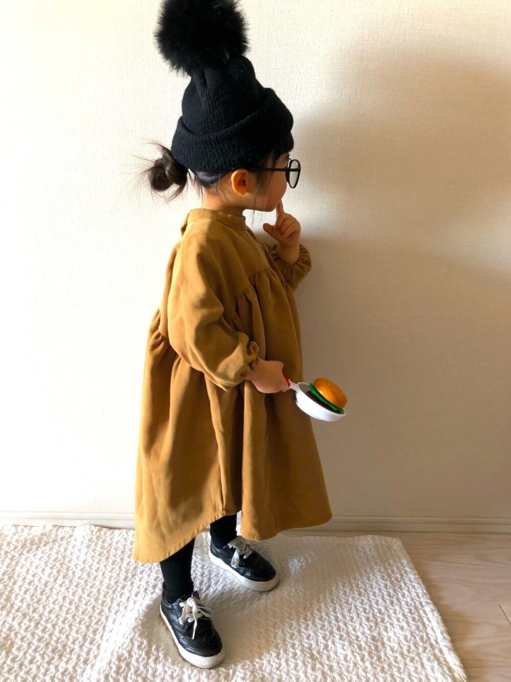 「韓国子供服、おんなのこ、シンプルコーデ、カジュアルコーデ、おしゃれさんと繋がりたい」｜「韓国子供服のアイテム（ワンピース、イエロー系）」を使った、chrさん（キッズ・90cm）の冬コーディネートの1枚目の写真
