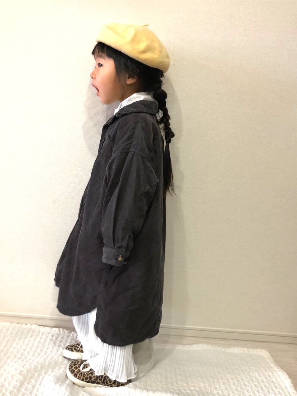 「ベレー帽、おんなのこ、シンプル、シンプルコーデ、シャツワンピ、タートル、おしゃれさんと繋がりたい」｜「Ocean&Groundのアイテム（シャツワンピース、ブルー系）」を使った、chrさん（キッズ・90cm）の冬コーディネートの1枚目の写真