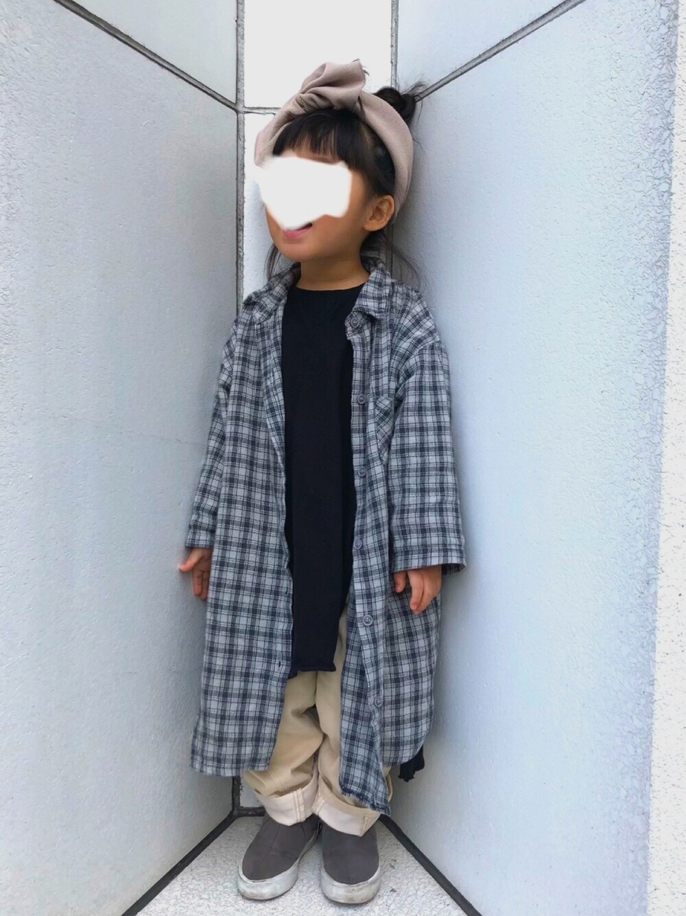 「チェック、チェックシャツ、カジュアル、おんなのこ、シャツスタイル、ボーイッシュ、おしゃれさんと繋がりたい」｜「CIAOPANIC TYPYの【CIAOPANIC TYPY lil'】BIGリブターバン（ヘアバンド、ベージュ系）」を使った、chrさん（キッズ・90cm）の春コーディネートの1枚目の写真