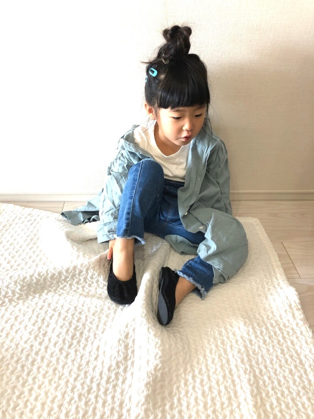 「カジュアルコーデ、シャツスタイル、シャツワンピ、パステルカラー、韓国子供服、おだんごヘアー、デニム、おんなのこ、ゆるコーデ」｜「韓国子供服のアイテム（シャツワンピース、グリーン系）」を使った、chrさん（キッズ・90cm）の春コーディネートの1枚目の写真