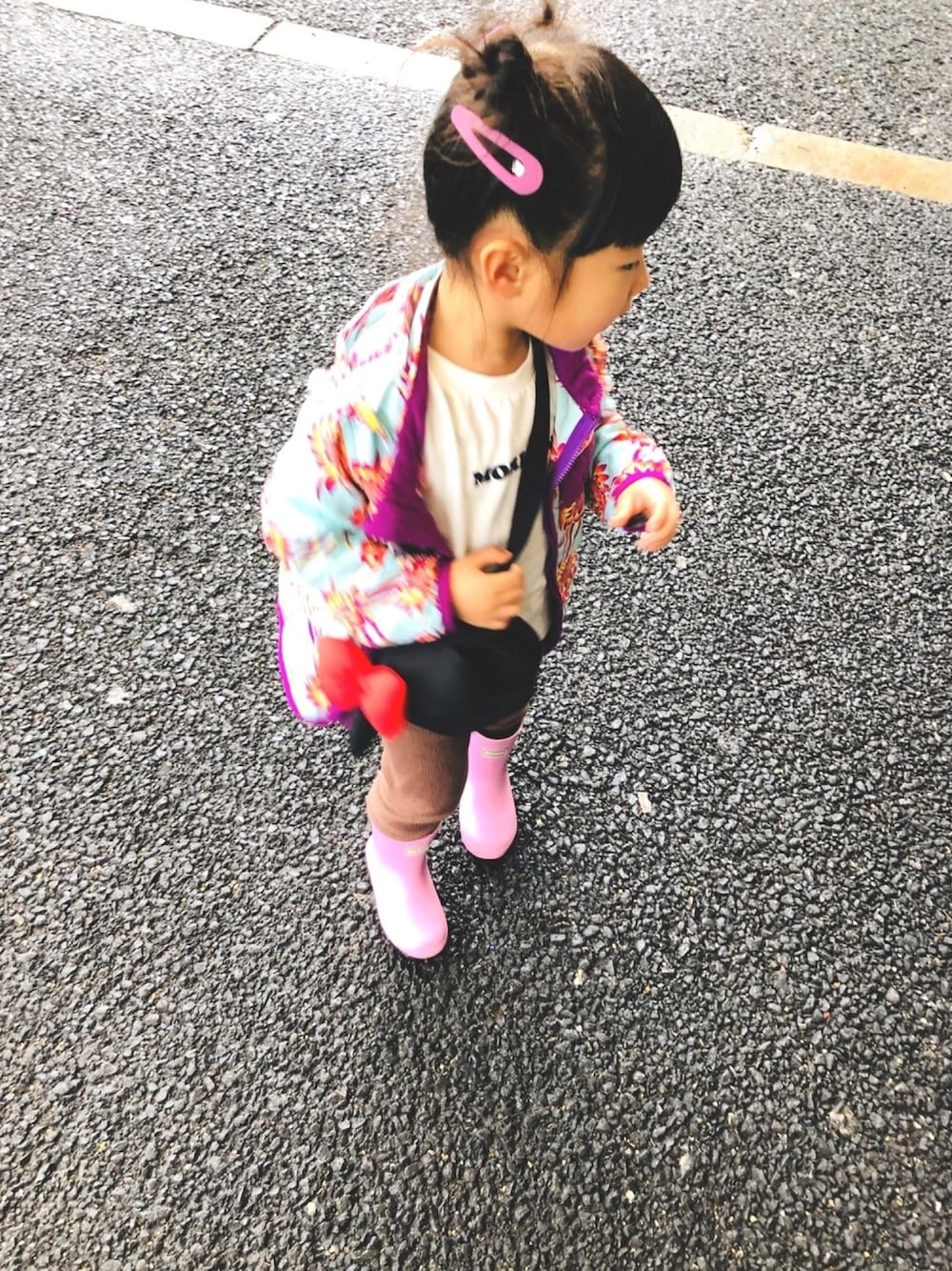 「雨の日コーデ、おんなのこ、ナイロンジャケット、パタゴニア、レギンス、ローリーズファーム(LOWRYS FARM)、レインブーツ、シンプル、おしゃれさんと繋がりたい」｜「LOWRYS FARMのフロッキーロゴＴＥＥ　832295（Tシャツ/カットソー、ホワイト系）」を使った、chrさん（キッズ・90cm）の春コーディネートの1枚目の写真
