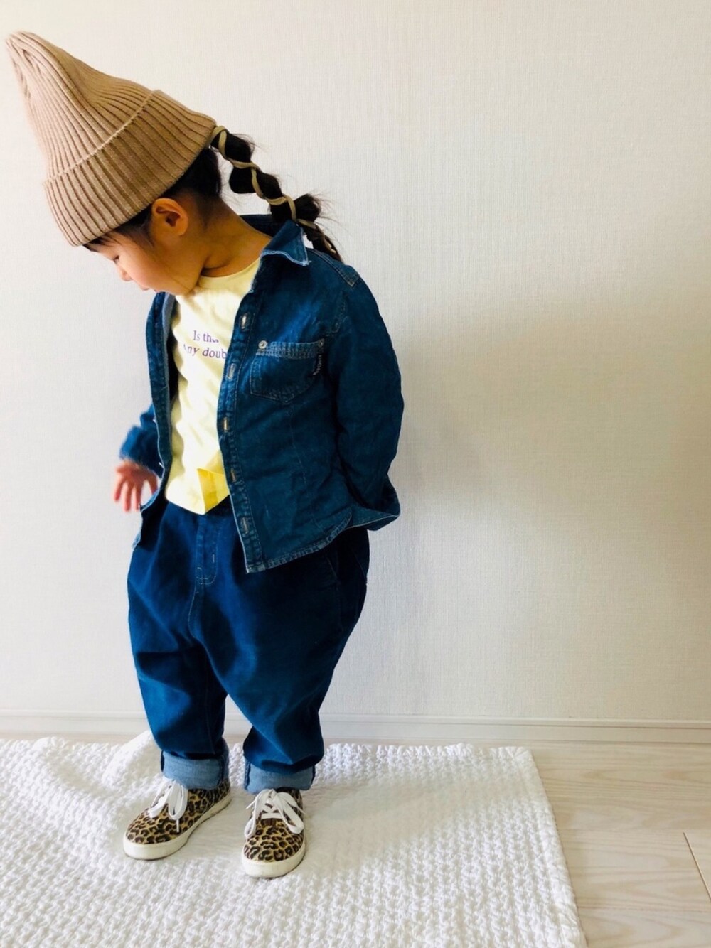 「デニムオンデニム、カジュアル、おんなのこ、devirock、デニム、ZARA KIDS、Tシャツ、LOWRYS FARM、ニット帽、GU」｜「GUのアイテム（ニットキャップ/ビーニー、ベージュ系）」を使った、chrさん（キッズ・90cm）の春コーディネートの1枚目の写真