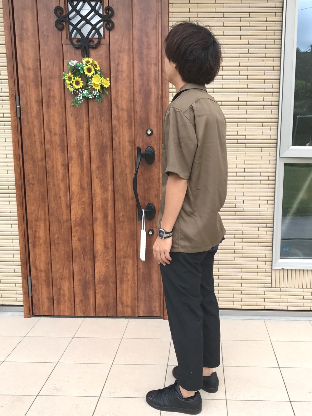 ブルー系のシャツ/ブラウス、ブラック系のその他パンツ、ブラック系のスニーカーを着用したメンズの夏コーディネートの1枚目の写真