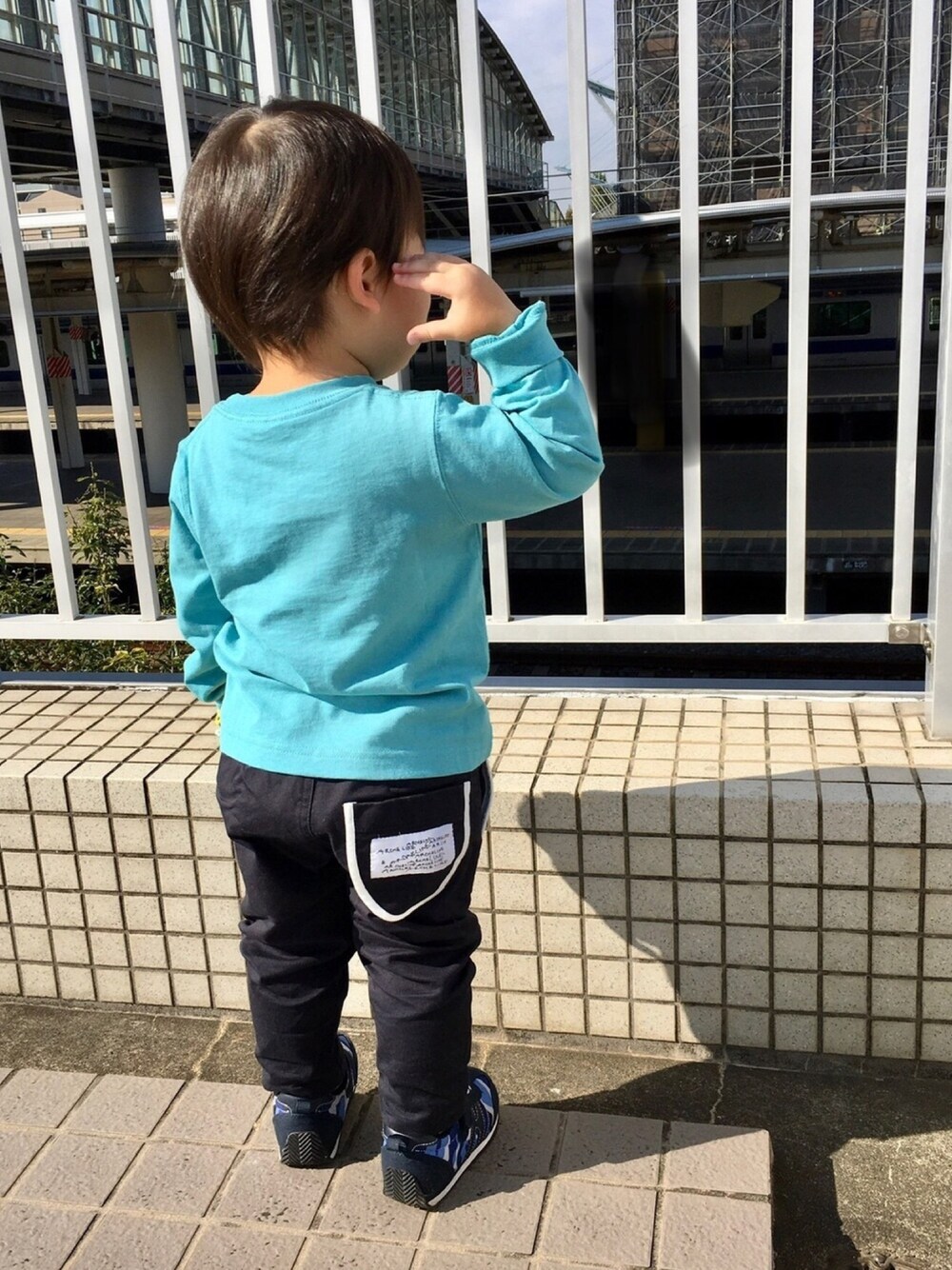 「シンプル、カジュアルコーデ、おしゃれさんと繋がりたい、キッズコーデ、2歳、ミッキー」｜「HANESの【キッズ】〔別注〕Hanes（ヘインズ）ロングスリーブTシャツ/DISNEY（Tシャツ/カットソー、グリーン系）」を使った、HARU‎🐾さん（キッズ・90cm）の秋コーディネートの1枚目の写真