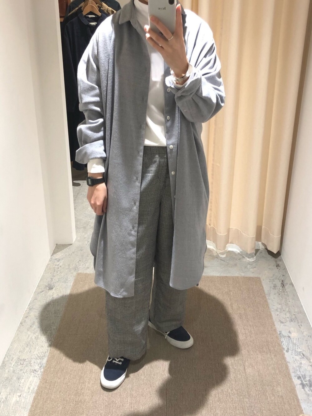 「gray、veritecoeur、l.l.bean、BettySmith、converse、CASIO」｜「Veritecoeurのアイテム（シャツワンピース、グレー系）」を使った、しみずみきさん（レディース・163cm）の冬コーディネートの1枚目の写真