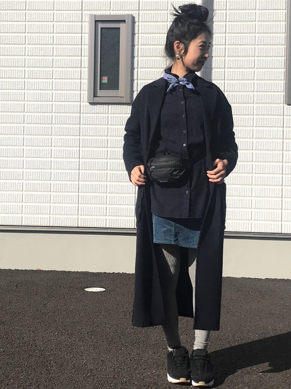 「大人カジュアル、ロングコート、ネイビー、バンダナ、ウェストマーク、ニットレギンス、レギンス、スニーカー、エアマックス、ドラフトナイキ、ナイキ」｜「Banner Barrettのファーラインロングコート（その他アウター、ブルー系）」を使った、yukariさん（レディース・168cm）の秋コーディネートの1枚目の写真